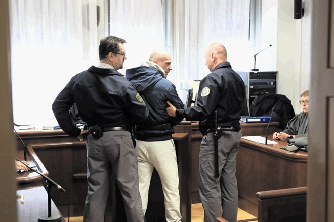 Razburjeni Mirsad Džaferović, na katerega so v sodni dvorani pazili kar štirje pravosodni policisti, očitanih mu napadov ne...