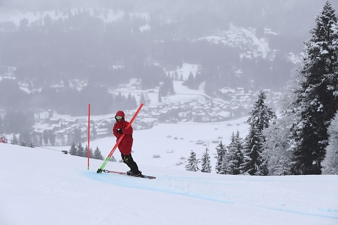 Smuk v Garmischu zaradi močnega sneženja odpovedan
