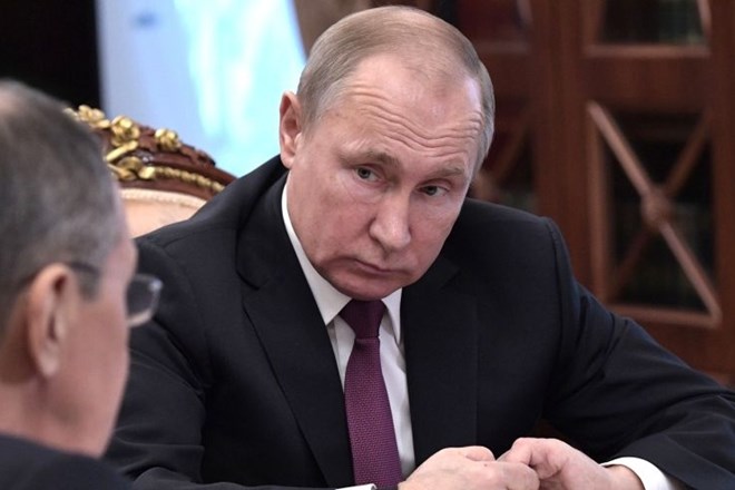 Ruski predsednik Vladimir Putin na sestanku z zunanjim ministrom Sergejem Lavrovom. Rusija ima sicer podobno število jedrskih...