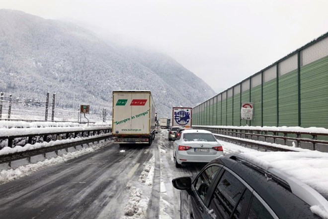 Iz zasnežene avtoceste čez Brenner reševali več kot 200 ljudi