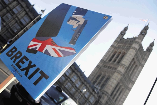 Britanska vlada se pospešeno pripravlja na grdo ločitev z EU.