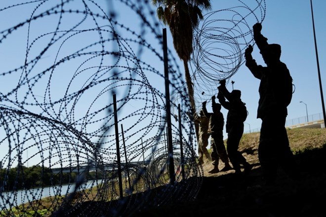 Ameriški vojaki bodo namestili okoli 240 kilometrov žice na meji z Mehiko.