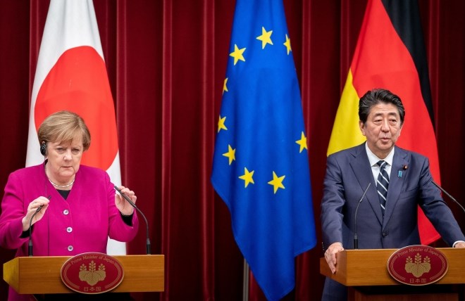Merklova in Abe na srečanju v Tokiu za svobodno trgovino