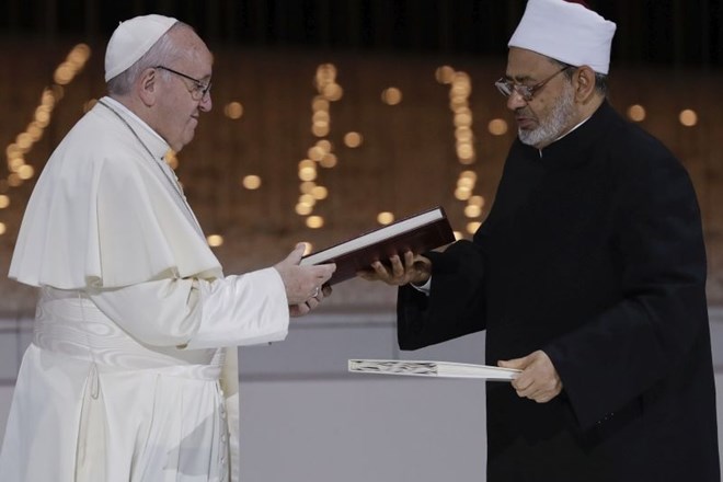 Papež Frančišek je danes v Abu Dabiju zavrnil sovraštvo in nasilje v imenu Boga.