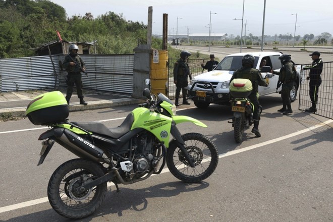 Venezuelska vojska blokira most na meji s Kolumbijo