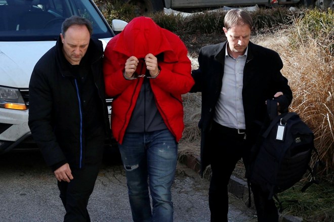 Ljubljanskega kriminalista so kolegi pridržali že po ponedeljkovi hišni preiskavi, danes pa so ga privedli pred...