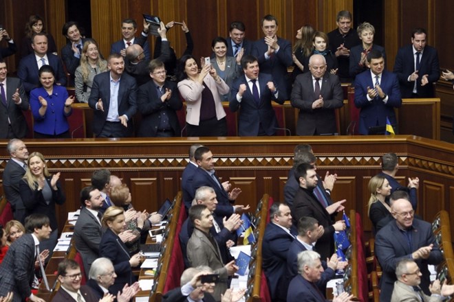 Ukrajina v ustavo zapisala, da želi postati članica EU in Nata
