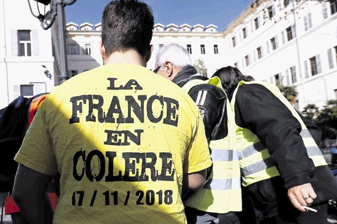 Moški v majici z napisom Francija je jezna se udeležuje včerajšnjega skupnega protesta italijanskih in francoskih rumenih...