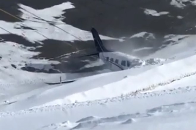 #video Letalo ob pristanku zdrsnilo in pristalo v kupu snega