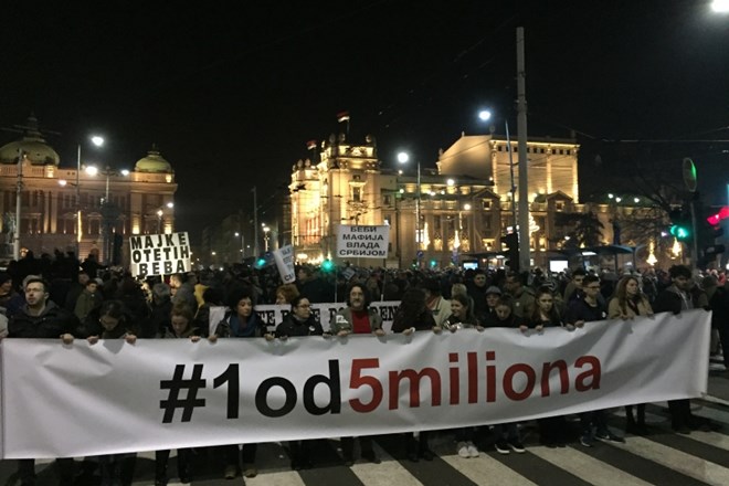 V Srbiji znova množični protesti proti Vučiću 