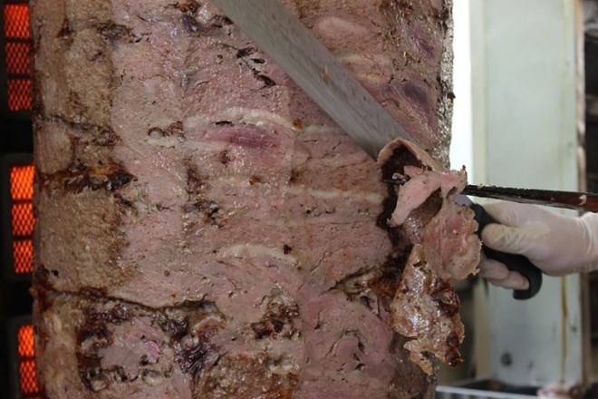 Sporni goveji kebabi so se znašli v 25 slovenskih krajih 