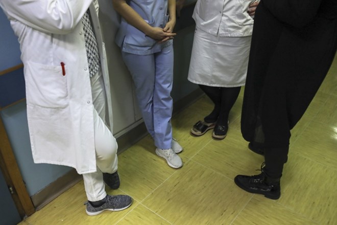 V zbornici zdravstvene nege kritično do napovedi o prenosu nalog na medicinske sestre