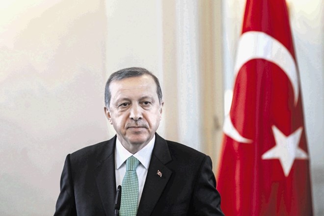 Turški predsednik Erdogan za visoke cene čebule na turških tržnicah krivi teroriste.