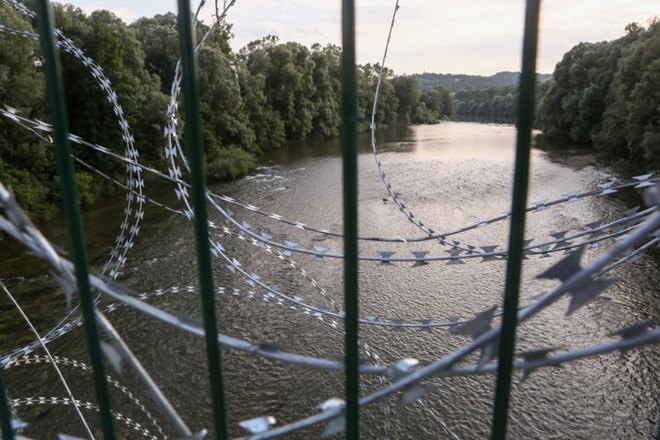 Goriška župana prerezala žičnato ograjo na meji