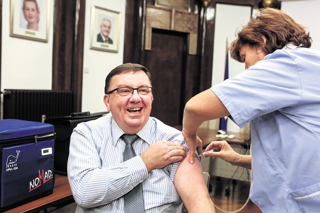 Minister za zdravje Samo Fakin je novembra s tem, ko se je cepil proti gripi, želel dati zgled drugim državljanom. (Foto:...