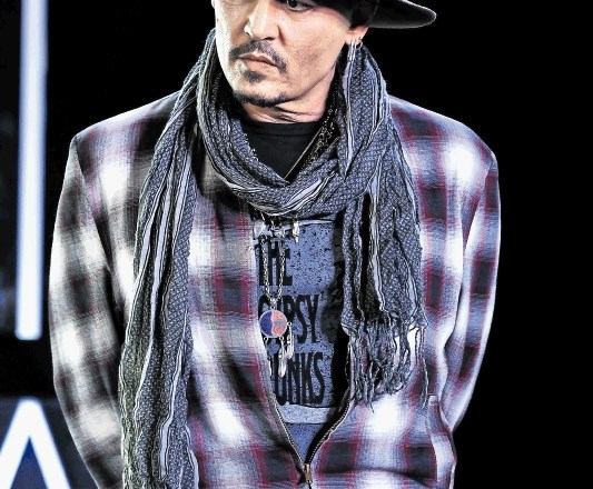 Johnny Depp v Beogradu nima miru pred ženskami in je moral zamenjati celo hotel.