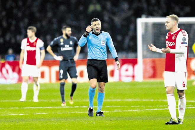 Damir Skomina je na tekmi v Amsterdamu razburil navijače Ajaxa.