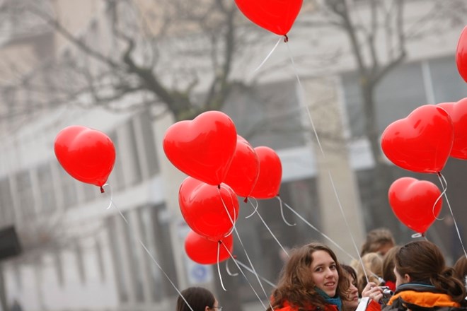 Kdaj, kaj in kako Slovenci kupujemo za valentinovo
