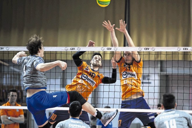 Odbojkarji ACH Volleyja (v oranžnih dresih) tudi po tekmi s Friedrichshafnom ostajajo brez zmage v ligi prvakov.