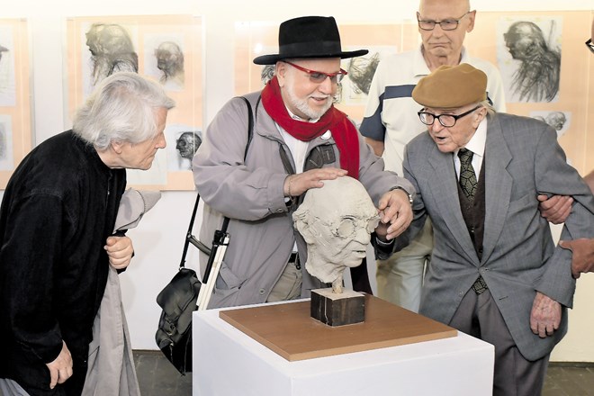 Evgen Bavčar (v sredini) s pisateljem  Borisom Pahorjem (desno) ob njegovem kipu, ki ga je naredil Mirsad Begić (levo)....