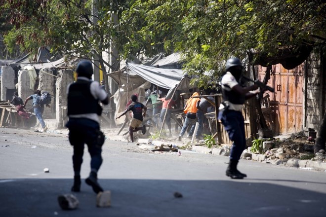 Karibsko državo Haiti pretresajo nasilni protesti proti predsedniku Jovenelu Moiseju.