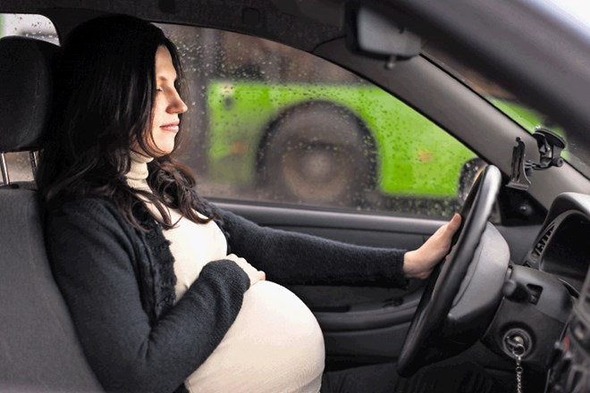 Smiselno je, da se nosečnice odločijo, da bodo proti koncu nosečnosti le še sopotnice, zato pa mora takrat voznik dodatno...