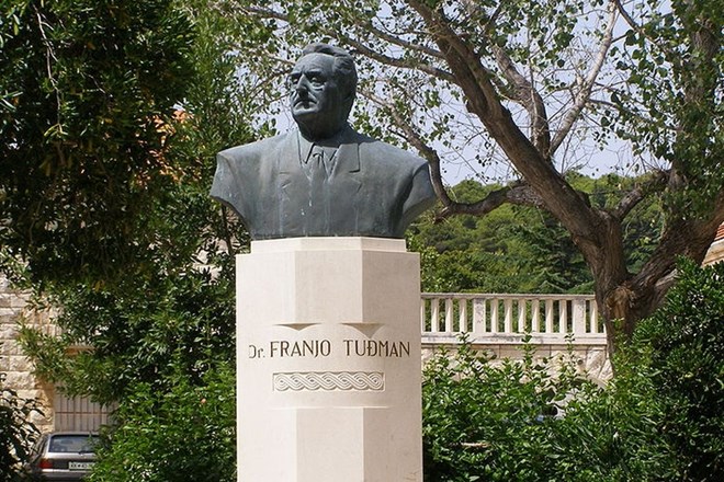 Tuđmanov spomenik v Zagrebu obmetavali z jajci