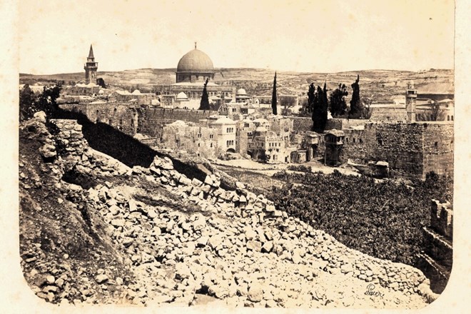 Fotografije Omarjeve mošeje  v Jeruzalemu, ki jo je v 19. stoletju posnel Kranjčan Christian Paier.