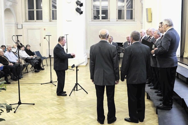 Moški pevski zbor Posavje se je predstavil tudi s pesmijo Gustava Ipavca Vse mine.