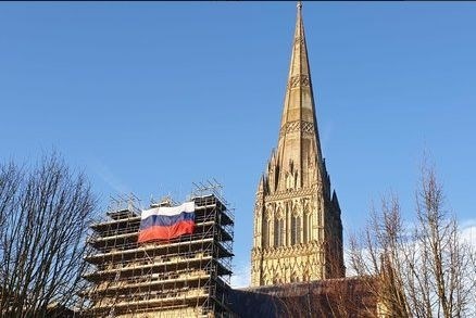 S katedrale v Salisburyju nekdo izobesil rusko zastavo