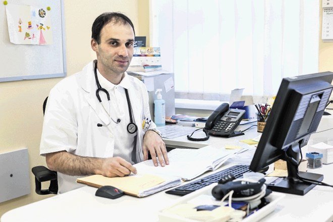 Družinski zdravnik Luka Kristanc pojasnjuje, da digitalna administracija zmanjšuje čas za stik med zdravnikom in pacientom.