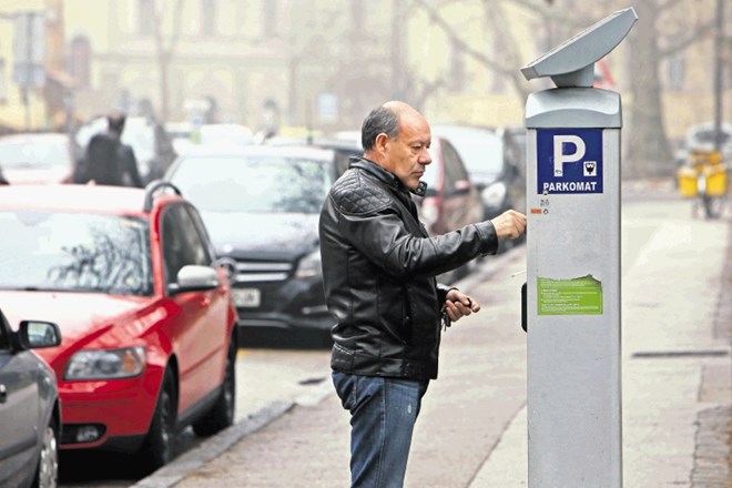 Parkiranje na območju časovno omejenega parkiranja v coni 1 (ožje mestno središče) bo namesto 0,70 stalo 0,80 evra na uro, v...
