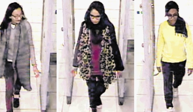 Tedaj petnajstletna Shamima Begum (v sredini) skupaj s sošolkama na varnostnem posnetku iz leta 2015 na letališču Gatwick, od...