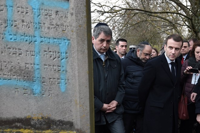 V Franciji vandali poškodovali grobove na judovskem pokopališču