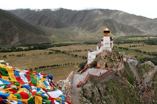 Fotografija je simbolična. Pred 60. obletnico odhoda tibetanskega duhovnega vodje dalajlame iz Tibeta je Kitajska tujim...