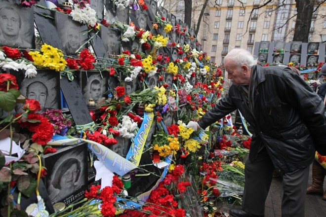 V Kijevu se spominjajo žrtev protestov.