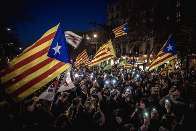 V Barceloni se zbirajo številni protestniki v podporo obtoženim nekdanjim katalonskim politikom.