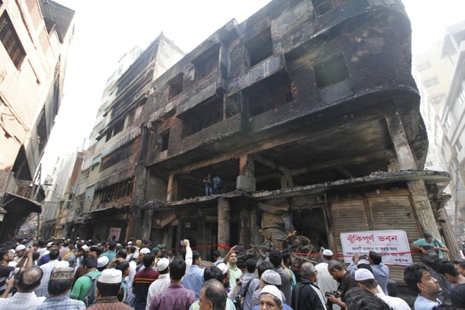 Preiskovalci še vedno iščejo vzrok smrtonosnega požara v stanovanjski stavbi v prestolnici Bangladeša Daka.