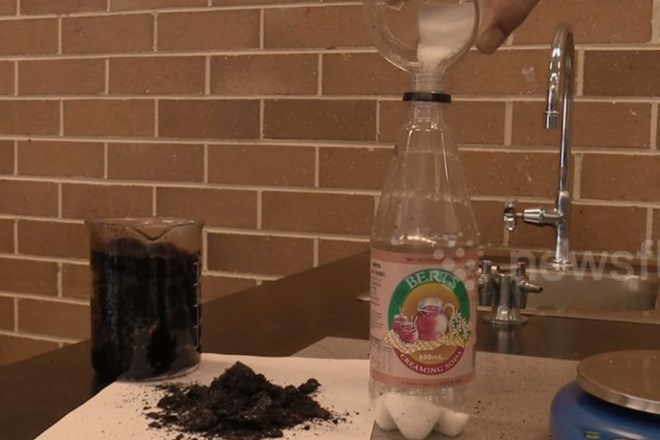 #video Učitelj z eksperimentom pokaže, koliko sladkorja se skriva v gazirani pijači   