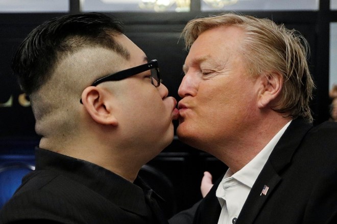 Avstralski posnemovalec Kim Jong Una Howard X med poziranjem s posnemovalcem ameriškega predsednika Donalda Trumpa.