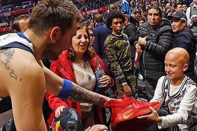 #video Dončić na dvoboj povabil Mayweatherja, bolnemu navijaču podaril športne copate