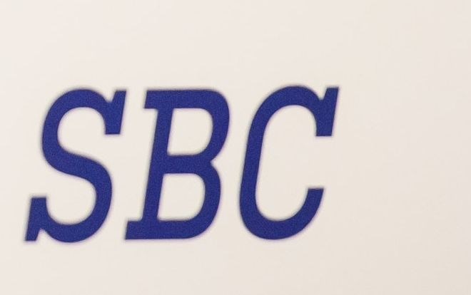 SBC za razbremenitev plač, proti dvigu davka za podjetja