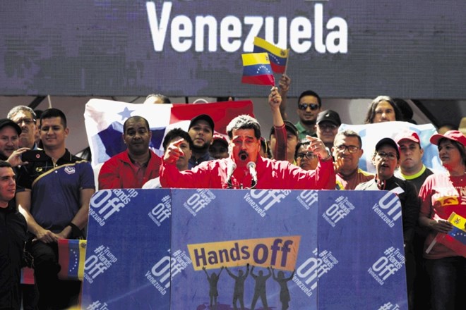 »Roke stran« piše na govorniškem pultu venezuelskega predsednika, ki grozi z aretacijo Juana Guaidoja, obenem pa njegova...