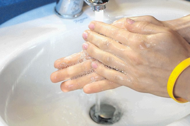 Za učinkovito zatiranje te vrste nadloge je nujno temeljito umivanje rok.