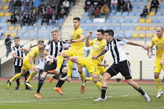 Mura (v črno-belih dresih) bo na Fazaneriji proti Domžalam prvič odigrala večerno tekmo pod reflektorji.
