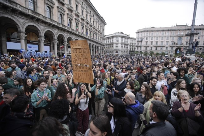 V Milanu je danes potekal shod proti rasizmu, ki se ga je udeležilo več deset tisoč ljudi.