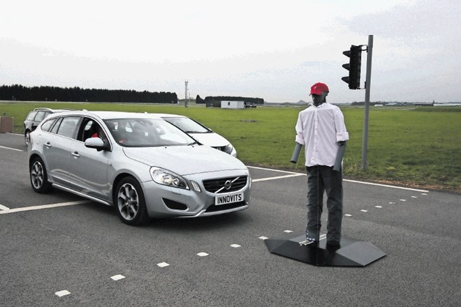 Sistem za zaviranje v sili je zasnovan tako, da opozori voznika na morebiten trk in da samodejno zavira, če se voznik ne...