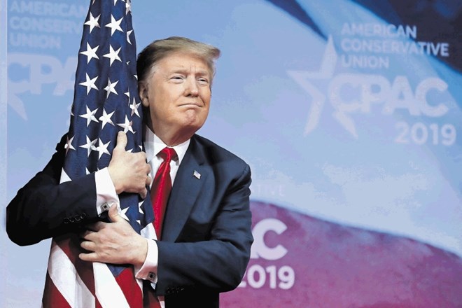 Ameriški predsednik Trump je ob začetku svojega najdaljšega govora, odkar je v Beli hiši, objel in zazibal ameriško zastavo.