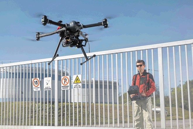 Tehnične značilnosti za uporabo dronov v kategoriji D so jasno opredeljene v uredbi in terjajo posebno usposobljenost...