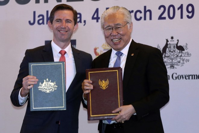 Avstralski minister za trgovino Simon Birmingham in njegov indonezijski kolega Enggartiasto Lukita.